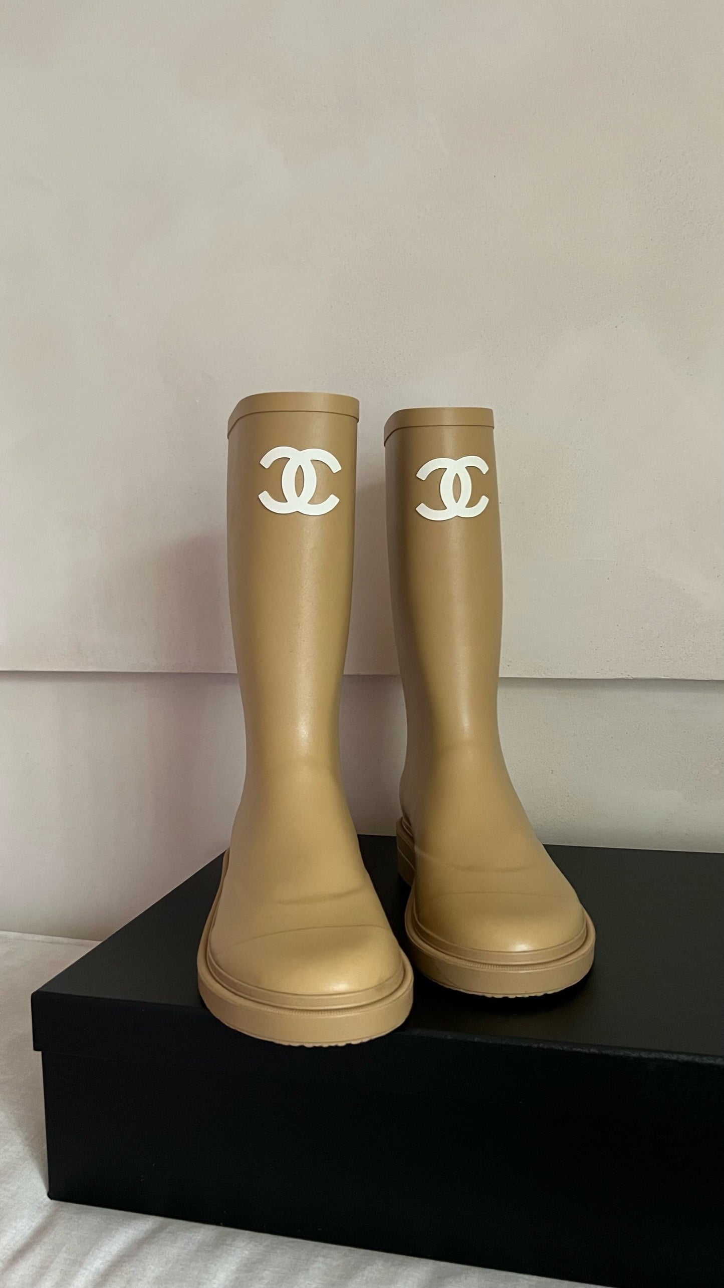 CHANEL 22K Caoutchouc CC Logo Rain Boots