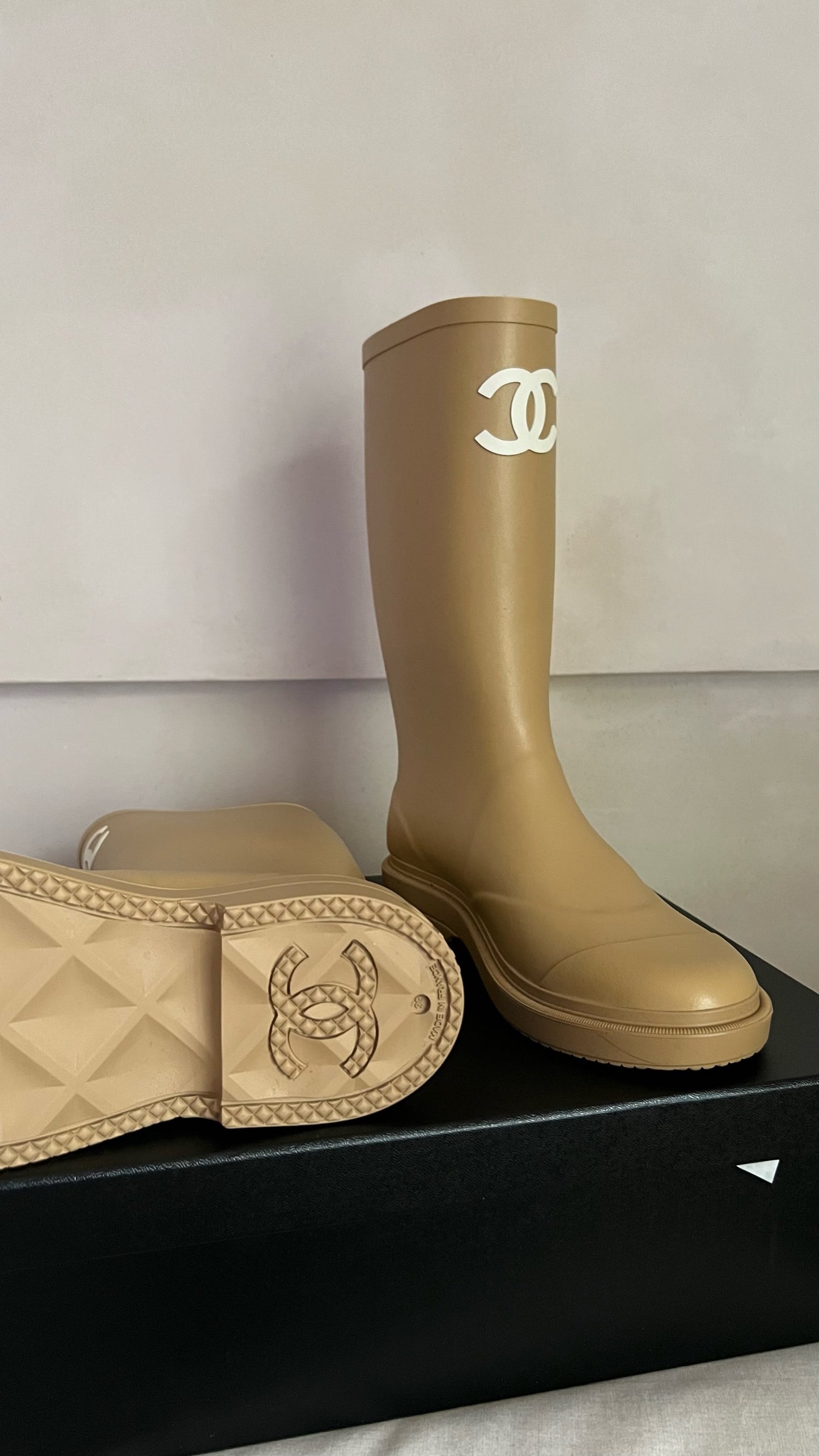 CHANEL 22K Caoutchouc CC Logo Rain Boots