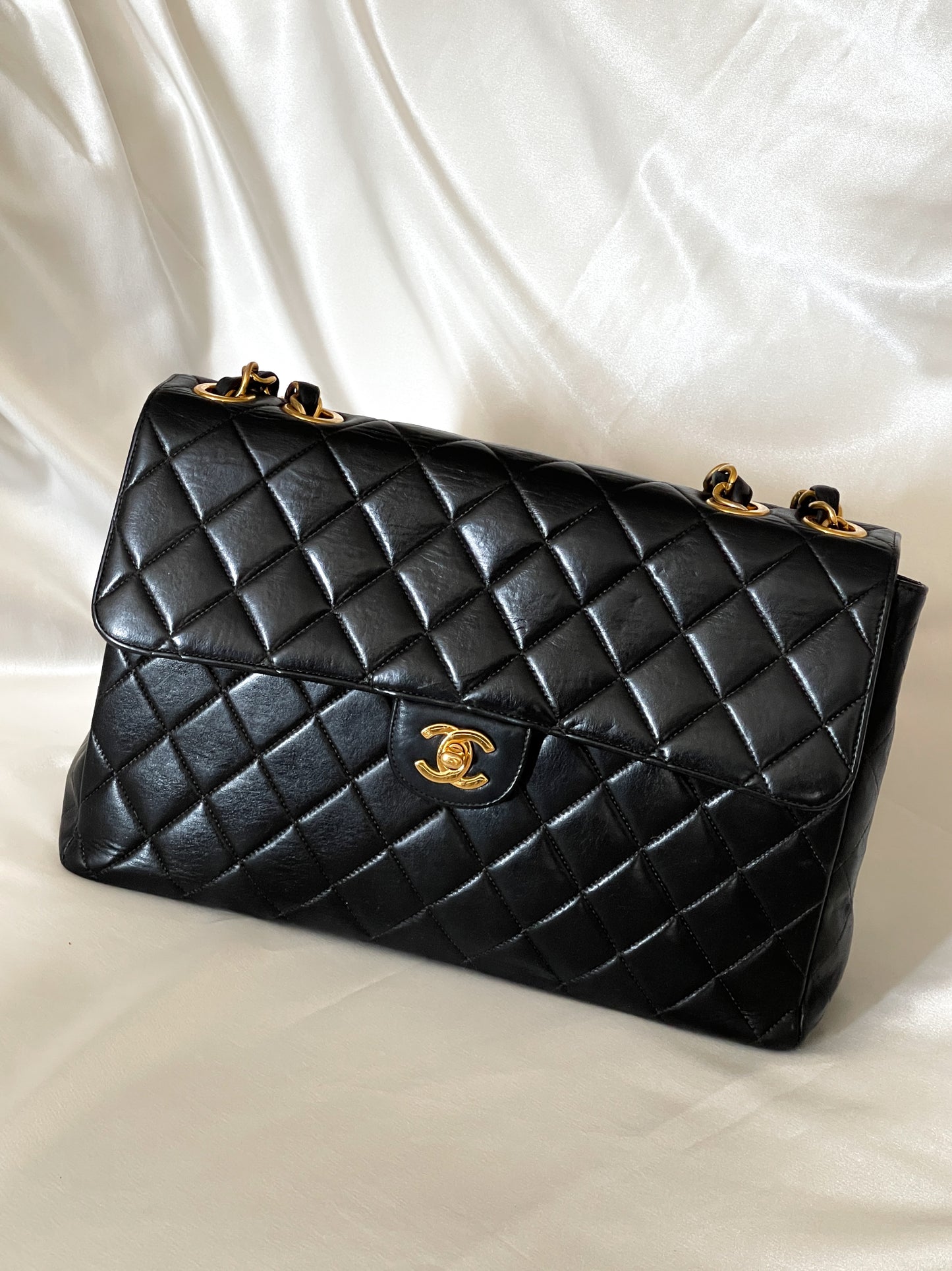 Vintage CHANEL Jumbo Classic Flap