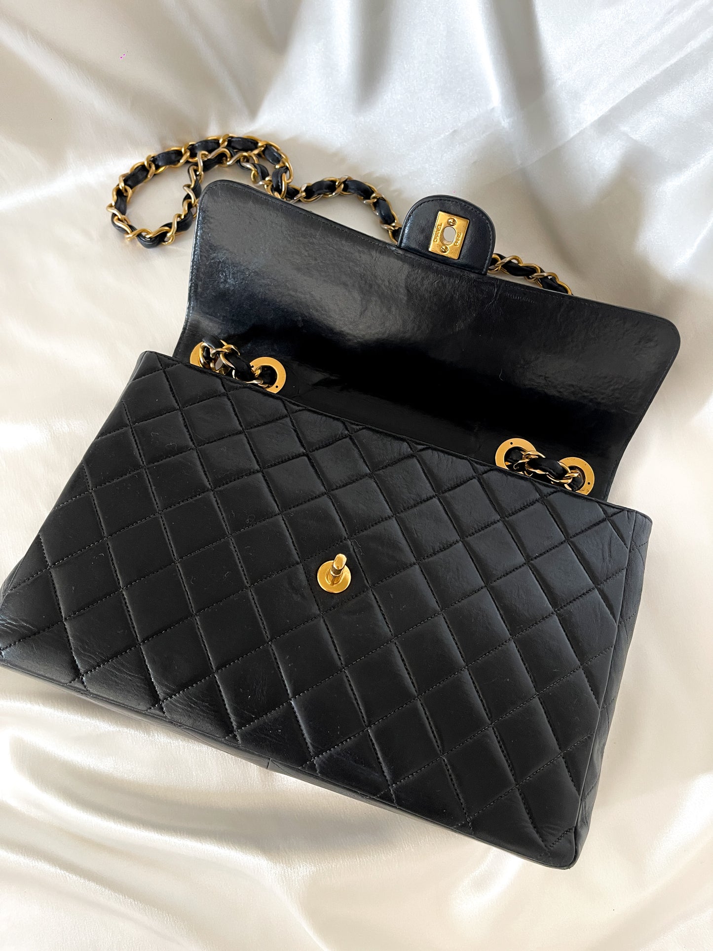 Vintage CHANEL Jumbo Classic Flap