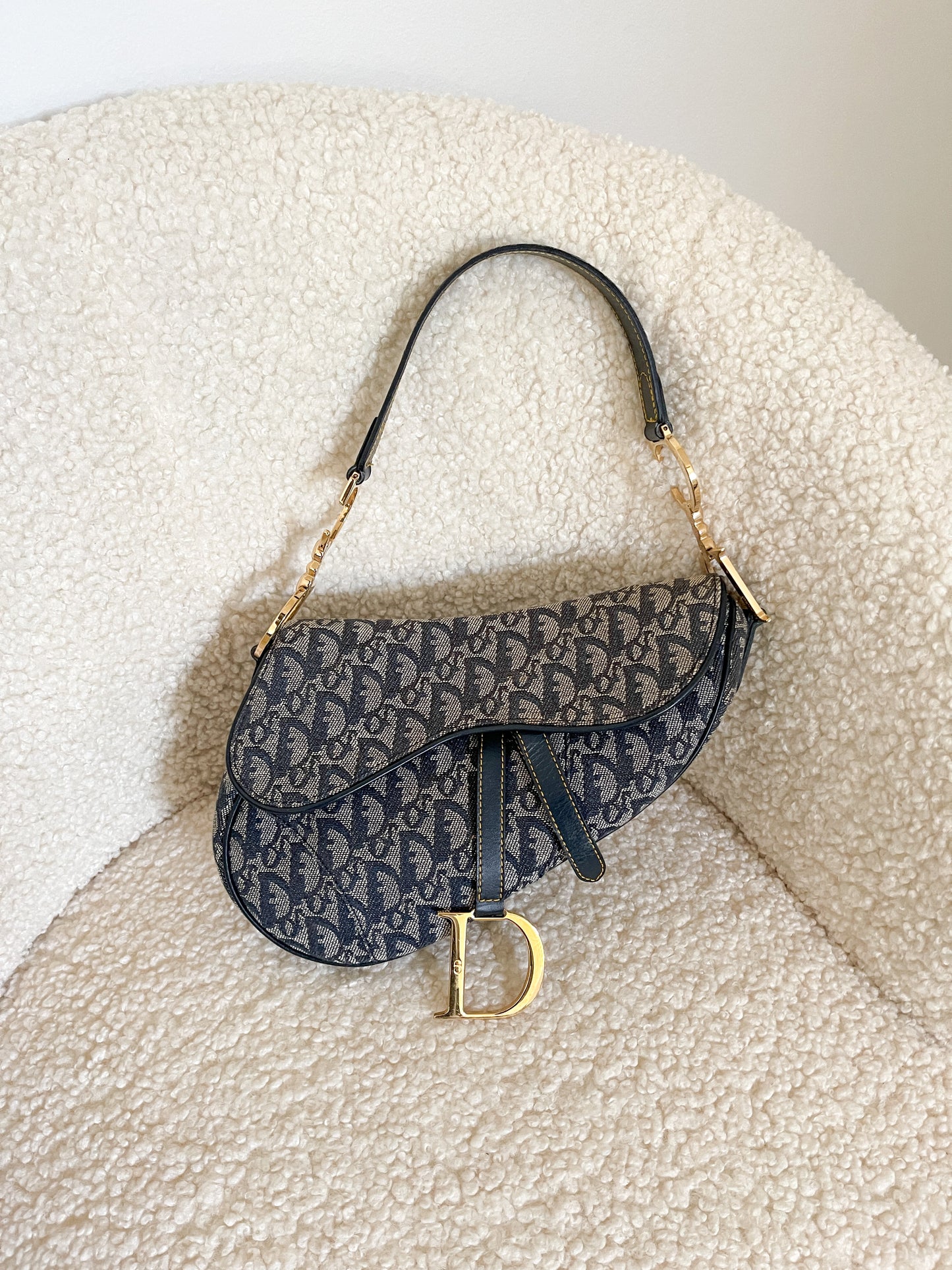 Pick your fave: Dior Pochette or Dior Saddle bag? 👀 #vintagedior  #preloveddior #dioroblique #diorpochette #etoileluxuryvintage⠀