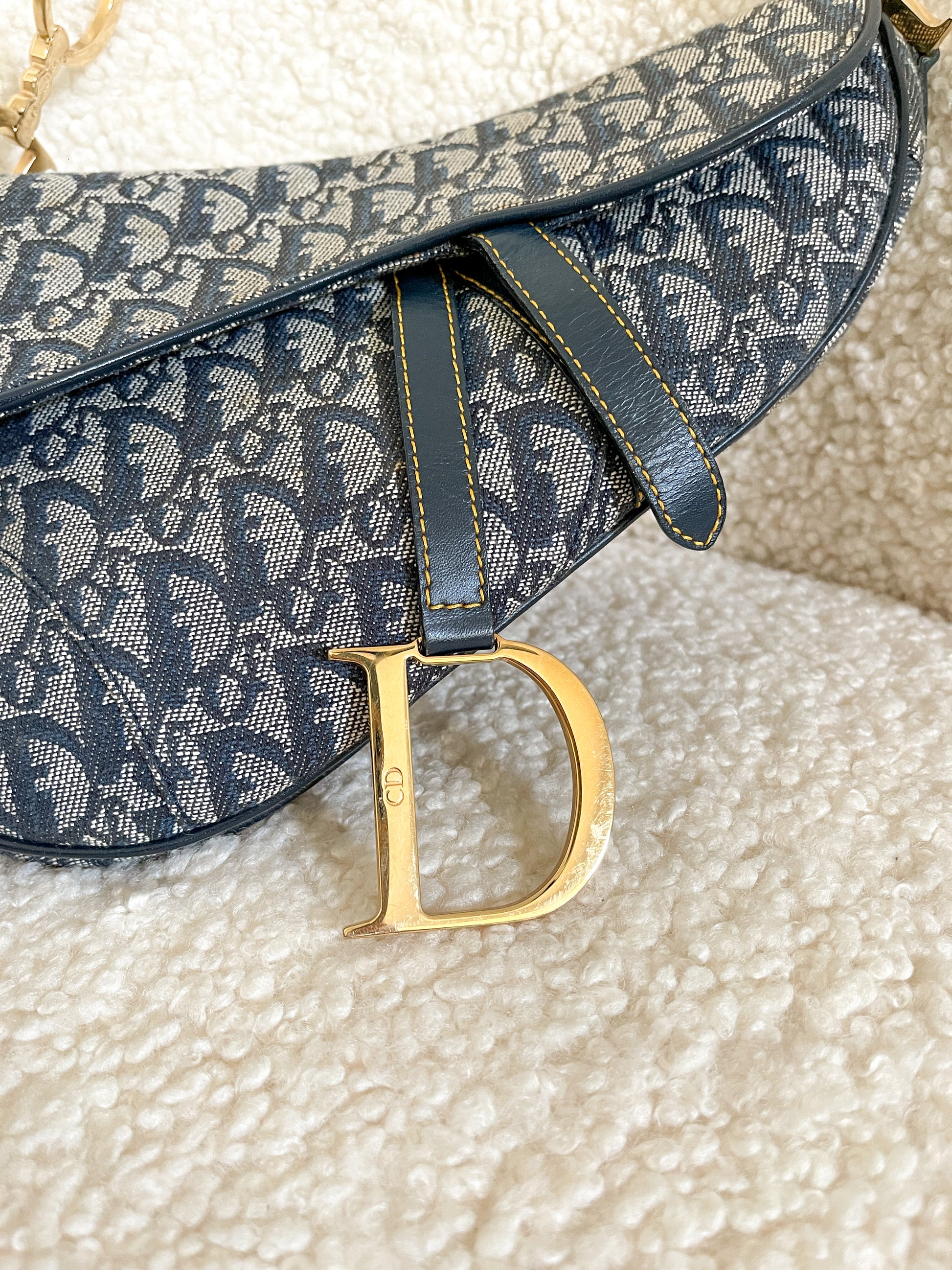 Pick your fave: Dior Pochette or Dior Saddle bag? 👀 #vintagedior  #preloveddior #dioroblique #diorpochette #etoileluxuryvintage⠀