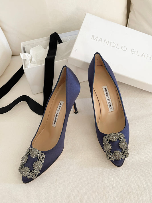 MANOLO BLAHNIK Hangisi 90 Crystal Buckle Pump