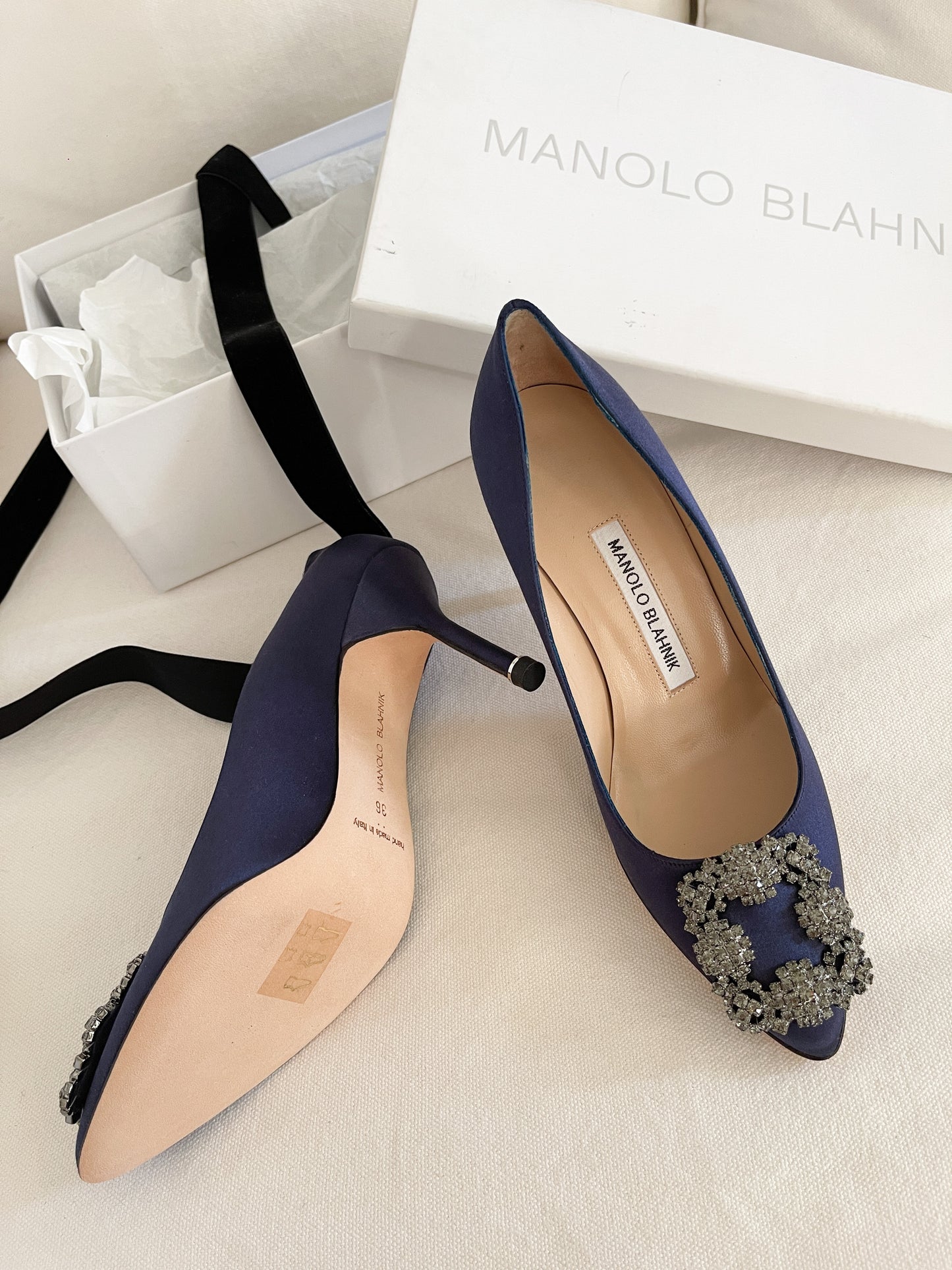 MANOLO BLAHNIK Hangisi 90 Crystal Buckle Pump