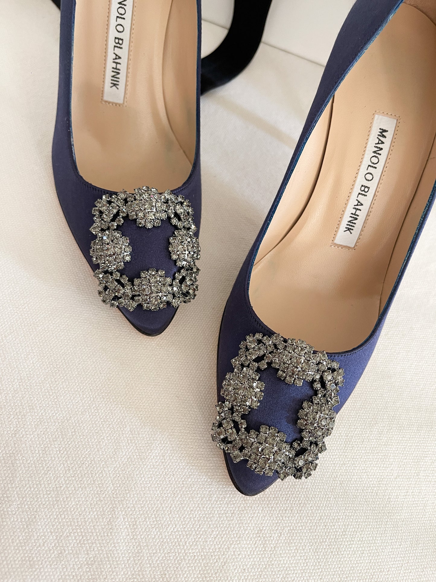 MANOLO BLAHNIK Hangisi 90 Crystal Buckle Pump