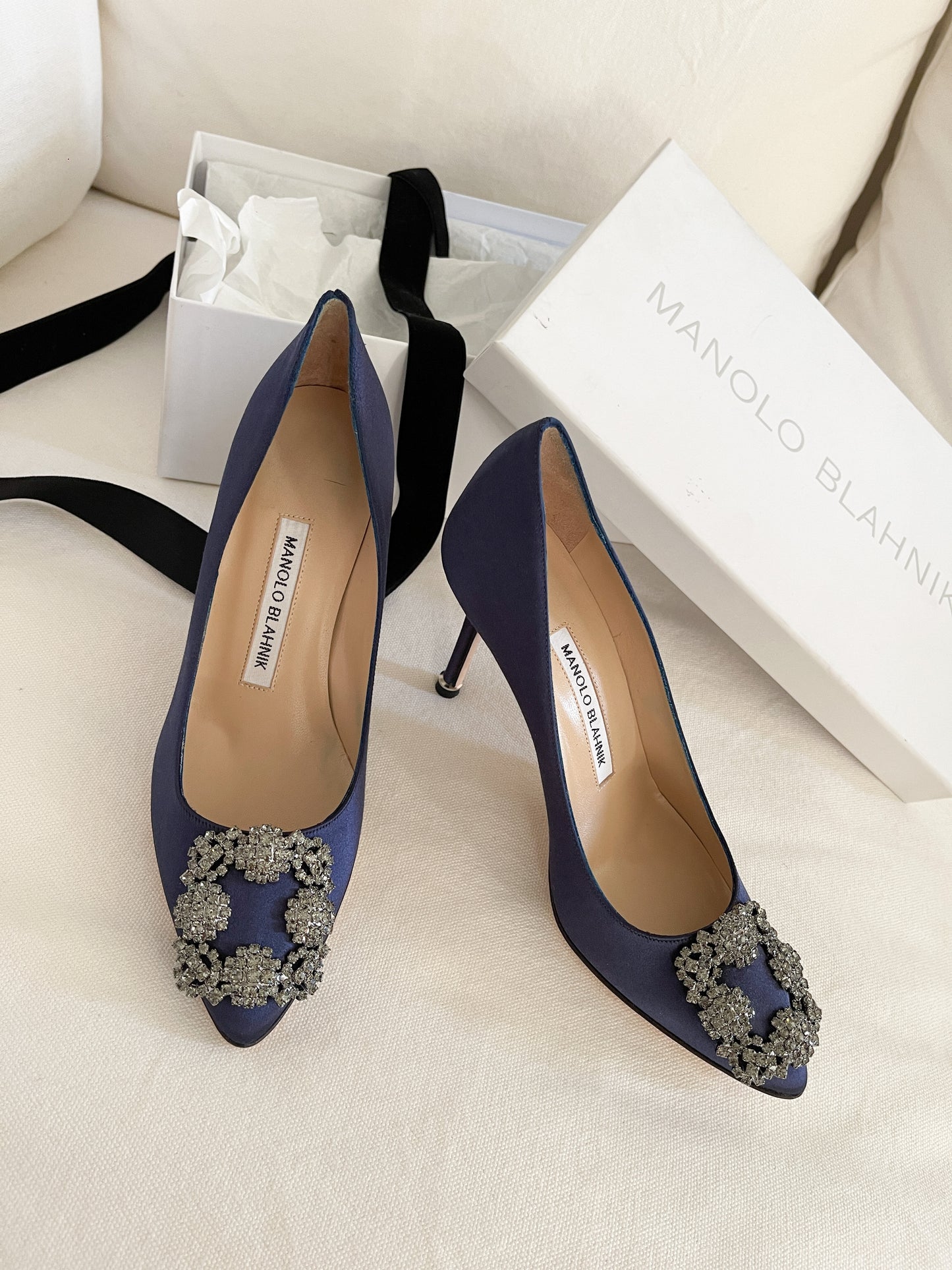 MANOLO BLAHNIK Hangisi 90 Crystal Buckle Pump