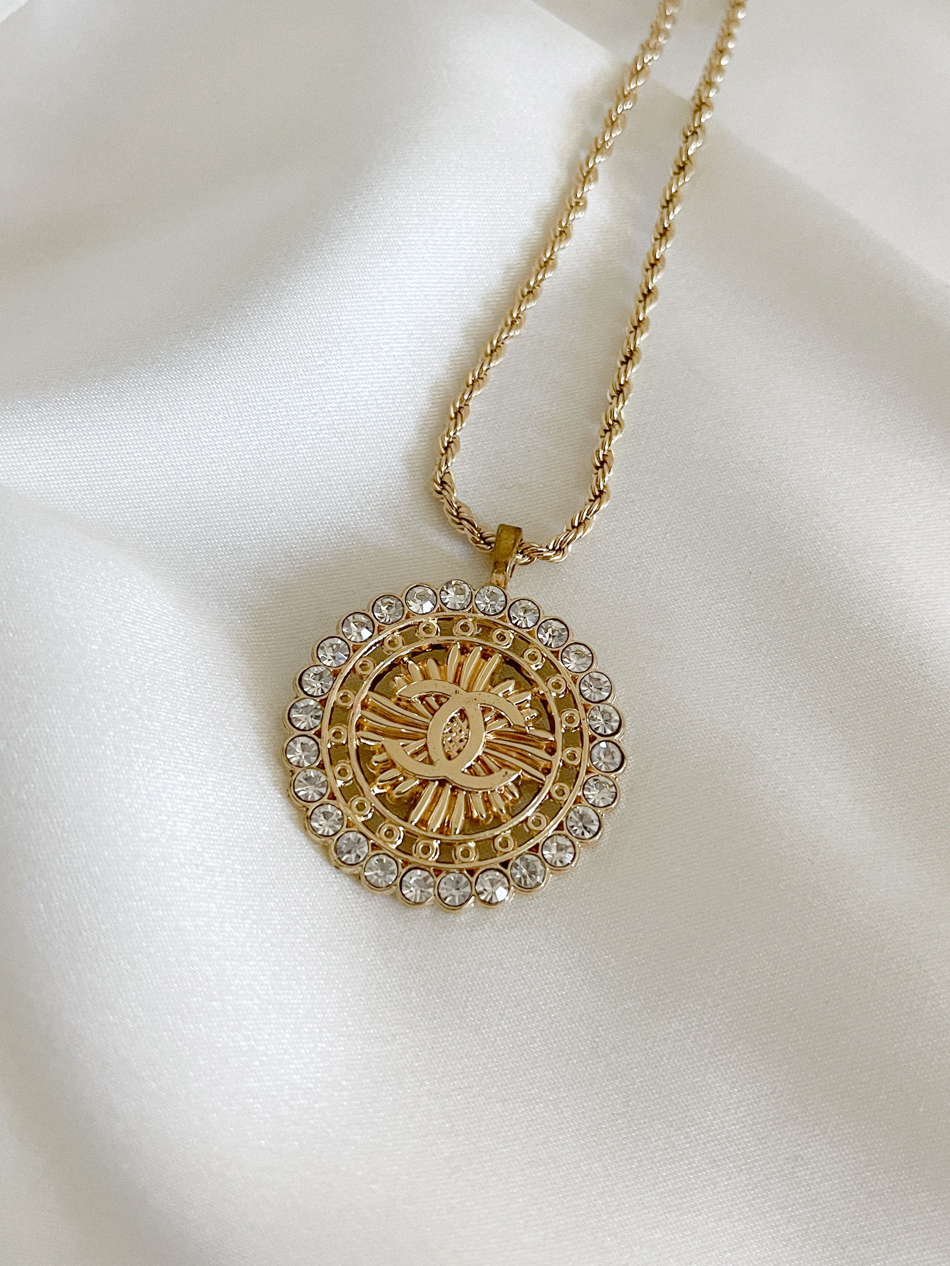 REWORKED* CHANEL button handmade necklace color gold and white charms EUR  44,00 - PicClick IT